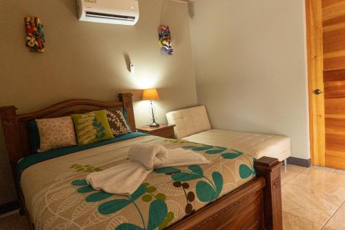 Cama o camas de una habitación en Hotel Margarita and Tour Operator Drake Bay