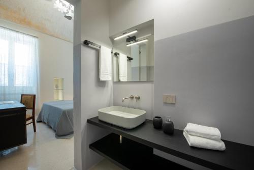 Dimora Del Vescovo Guest House tesisinde bir banyo