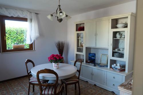 kuchnia ze stołem i krzesłami oraz oknem w obiekcie Bed & Breakfast Mafi w mieście Orsogna