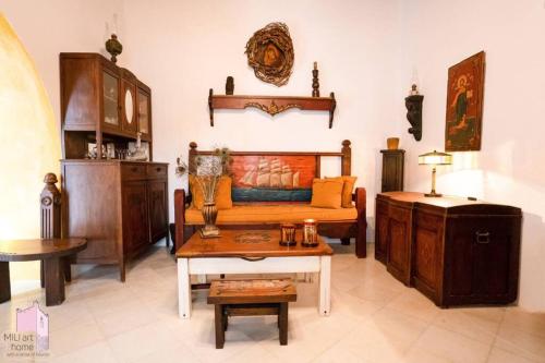 uma sala de estar com um sofá e uma mesa em Mili Art Home em Naxos Chora