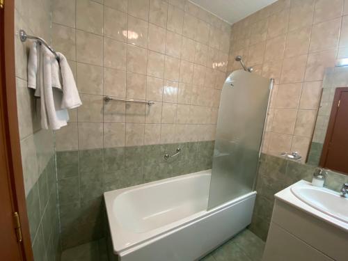 uma casa de banho com uma banheira e um lavatório em Deluxe 217 em Borovets
