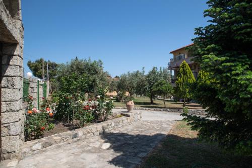 a garden with flowers and a building in the background at Villa Tsitreli in Sikia