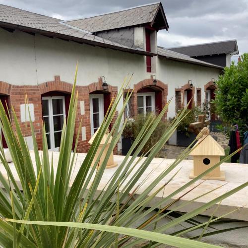 une maison avec une maison ornithologique en face dans l'établissement La Renardière, à Bourges