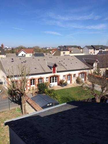 - une vue sur une maison depuis le toit dans l'établissement La Renardière, à Bourges