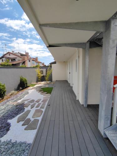 a wooden walkway in a house with a roof at B&B Le Nazioni in Lido delle Nazioni