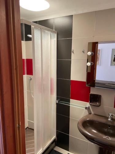 une salle de bain avec douche et lavabo dans l'établissement Villa Centaurea Apartment with private parking, à Taormine