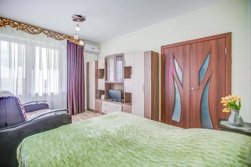 Tempat tidur dalam kamar di Apartment on Leninskaya