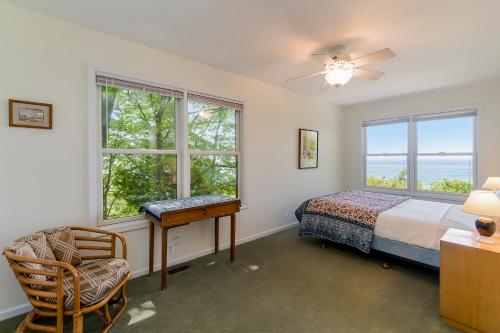 een slaapkamer met een bed, een bureau en 2 ramen bij 2 Nipissing in Frankfort