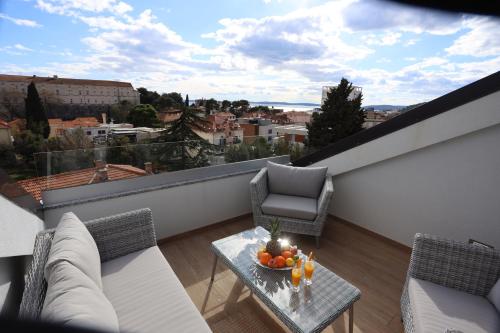 Split City View Apartment