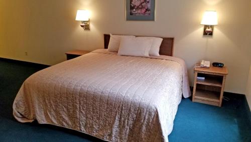 Katil atau katil-katil dalam bilik di Keystone Boardwalk Inn and Suites