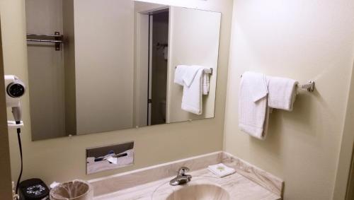 Bilik mandi di Keystone Boardwalk Inn and Suites