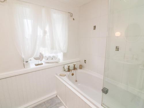 Bilik mandi di Spout Cottage