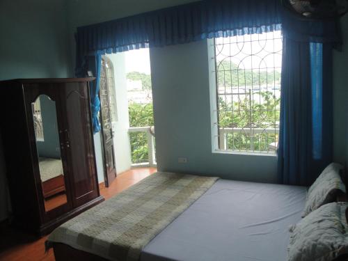 a bedroom with a bed and a window at Phuong Mai Family Hotel in Cat Ba