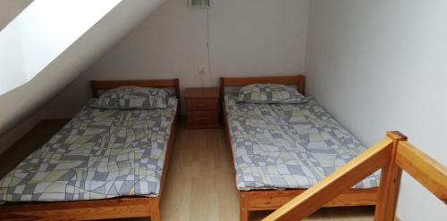 Ce dortoir comprend 2 lits superposés et un escalier. dans l'établissement SZÓSTKA, à Rewal