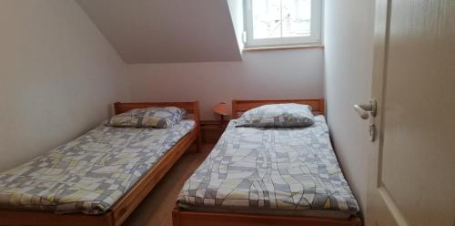 - 2 lits dans une petite chambre avec fenêtre dans l'établissement SZÓSTKA, à Rewal