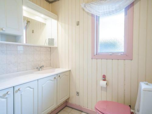 een badkamer met een wastafel en een toilet en een raam bij 5 person holiday home in Vejers Strand in Vejers Strand
