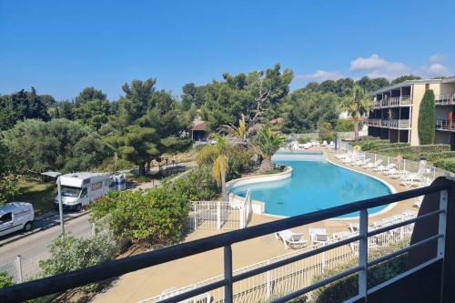 - une vue depuis le balcon d'un complexe avec piscine dans l'établissement Appartement bord de mer, à La Ciotat