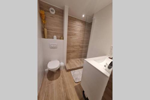 une salle de bain avec un lavabo blanc et des toilettes dans l'établissement Appartement bord de mer, à La Ciotat
