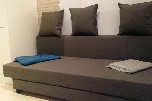 Una cama con dos almohadas encima. en Precioso Apartamento frente del Mercado Central en Valencia