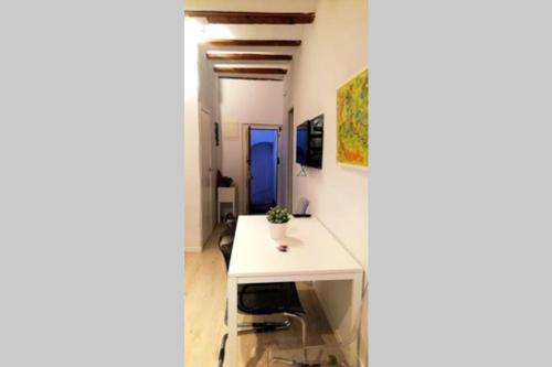 Cette chambre comprend un bureau blanc et une porte bleue. dans l'établissement Precioso Apartamento frente del Mercado Central, à Valence