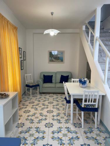 Blue Apartment tesisinde bir oturma alanı