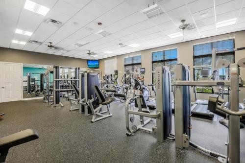 Fitness centrum a/nebo fitness zařízení v ubytování Beachy condo in Artesia with pool, gym and pickleball