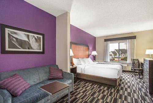 une chambre d'hôtel avec un lit et un canapé dans l'établissement La Quinta by Wyndham Norwich-Plainfield-Casino, à Plainfield