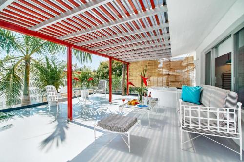 un soggiorno con patio arredato con tavolo e sedie. di Hotel Casa de sal ad Acapulco