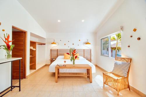 a living room with a bed and a table at Hotel Casa de sal in Acapulco