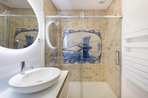un bagno con lavandino e doccia di Casa das Musas 2 a Porto