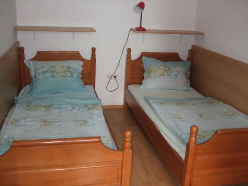 twee bedden naast elkaar in een slaapkamer bij Apartment in Ika with sea view, terrace, air conditioning, WiFi (3699-2) in Ika