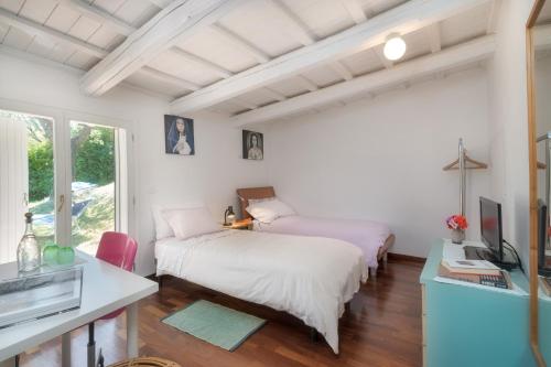 sypialnia z 2 łóżkami i biurkiem z telewizorem w obiekcie Granducato di Monteballante w mieście Pesaro