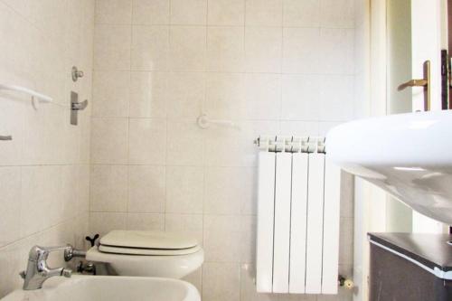 bagno bianco con servizi igienici e lavandino di Sky Sunset a Milano