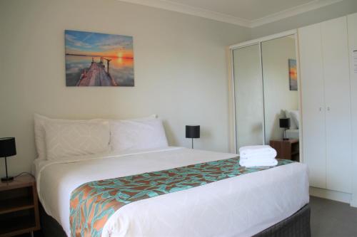 Postel nebo postele na pokoji v ubytování Broadwater Keys Holiday Apartments
