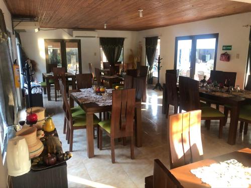 une salle à manger avec des tables et des chaises dans un restaurant dans l'établissement Hotel El Lago, 