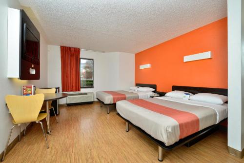 Postel nebo postele na pokoji v ubytování Motel 6-Plano, TX - West - Frisco
