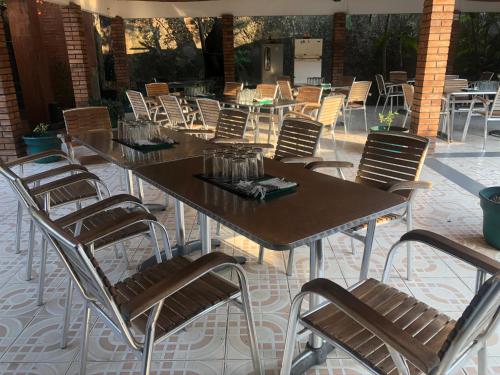 eine Gruppe von Tischen und Stühlen auf einer Terrasse in der Unterkunft Hotel El Lago 