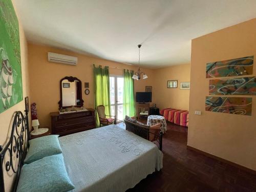 1 dormitorio con cama, tocador y espejo en Vacationers Refuge en Anzio