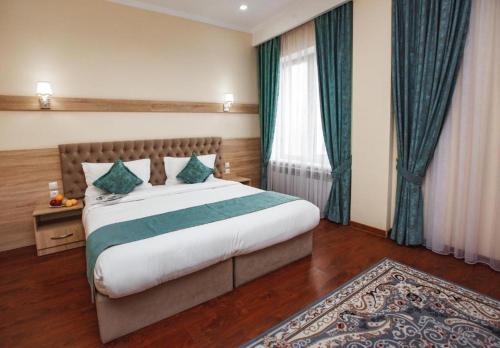Uma cama ou camas num quarto em Park Hotel al Bustan