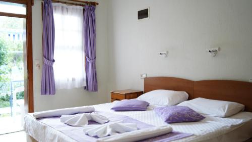 Una cama o camas en una habitación de Dalyan YUNUS HOTEL