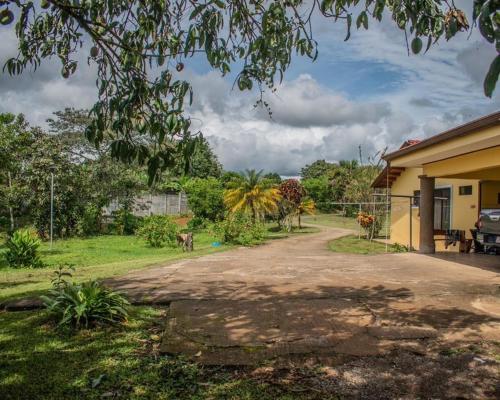 a driveway leading to a house with a yard at Linda casa de verano con amplias zonas verdes in San Isidro