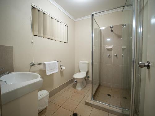 A bathroom at Seminara Apartments Coochiemudlo Island