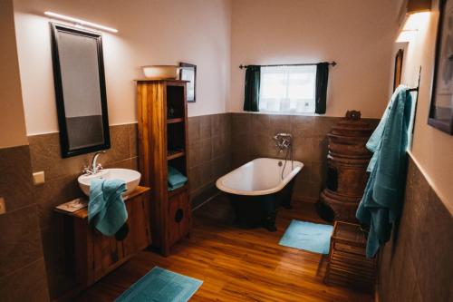 uma casa de banho com uma banheira e um lavatório e uma banheira em Stodingerhütte em Winkl