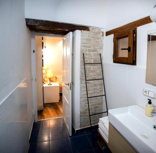 トレドにあるToledo Locum-CON PARKING GRATISのバスルーム(洗面台、鏡付)、