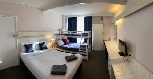 un dormitorio con una cama y una litera en Kingston Lobster Motel, en Kingston SE