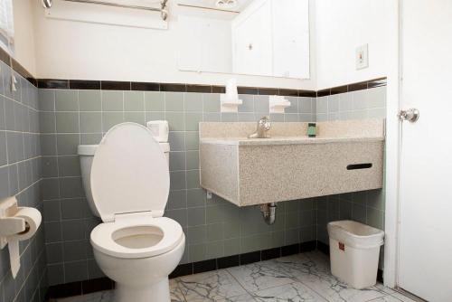 uma casa de banho com um WC e um lavatório em Bedford Motel em Bedford