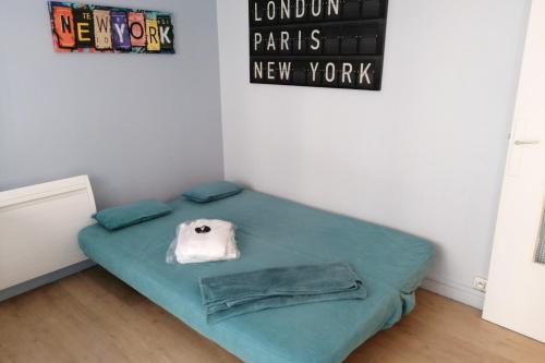 Cette chambre comprend un lit avec un oreiller blanc. dans l'établissement #J7 The Maginot Caserne de Bonne, à Grenoble