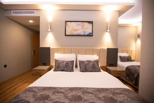 Säng eller sängar i ett rum på Divares Luxury Hotel