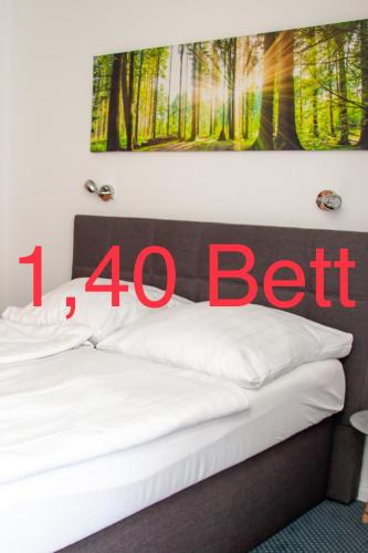 a bed with a sign that says i left at Hotel Lammerts in Horn-Bad Meinberg