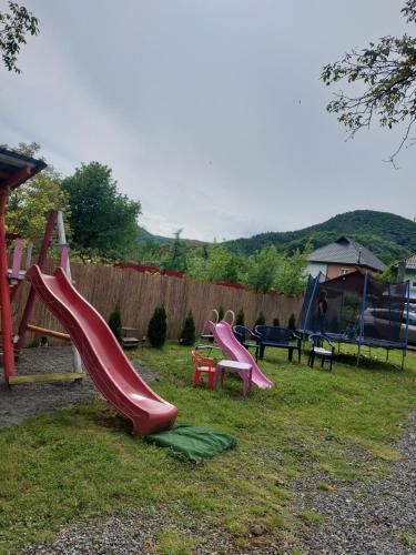 un parque infantil con tobogán en CASA HOBAN, en Baia Mare